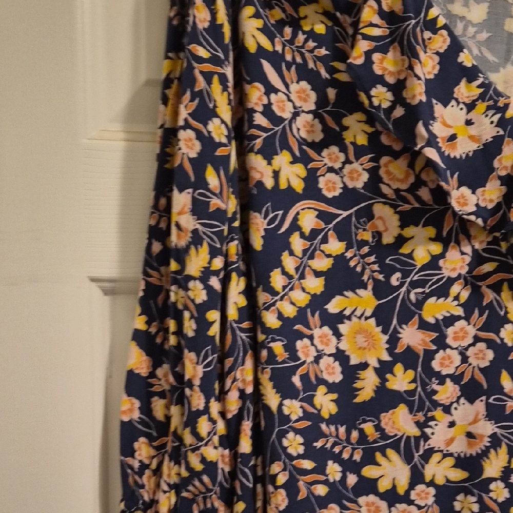 Floral V-Neck Ruffle Blouse - Picture 5 of 8